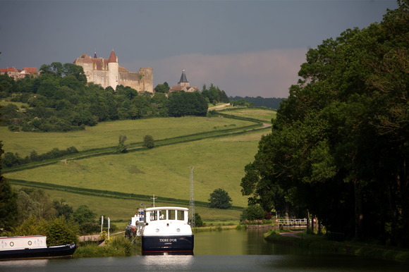 Château de Châteauneuf-en-Auxois (21) veillant sur le canal de Bourgogne Château de Châteauneuf-en-Auxois (21) veillant sur le canal de